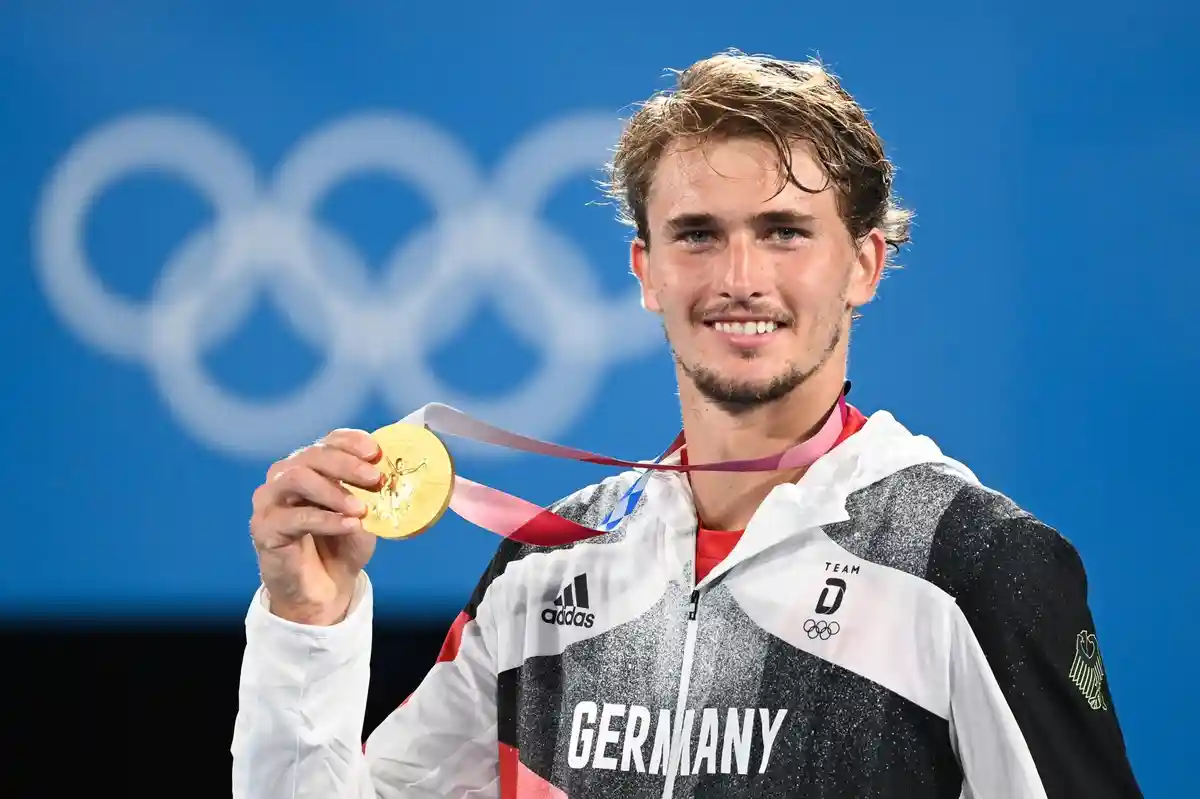 Александр Зверев:Александр Зверев радуется завоеванной золотой медали на Олимпийских играх в Токио.