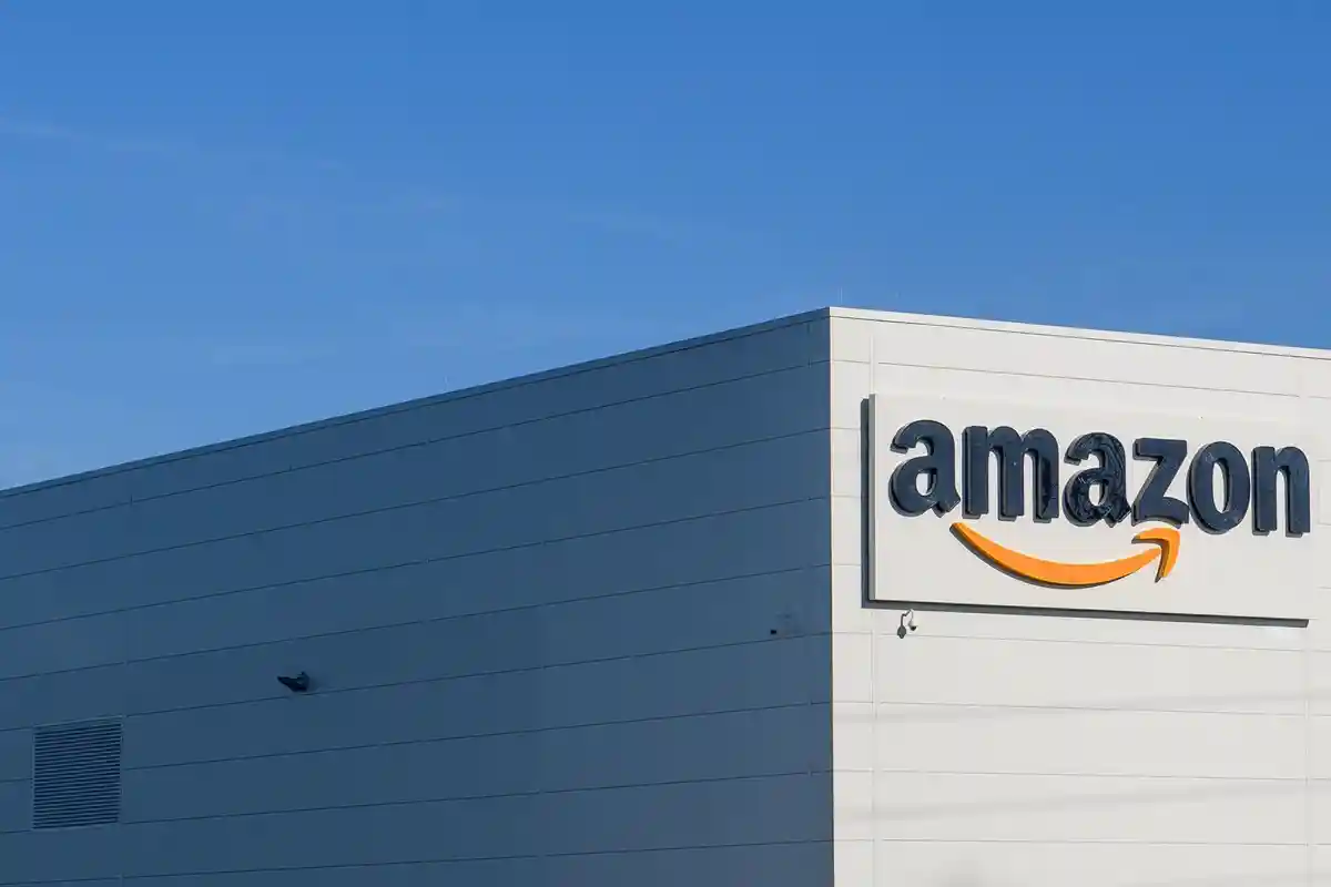 Amazon:На фасаде логистического центра Amazon в Зюльцетале крупными буквами написано "Amazon".