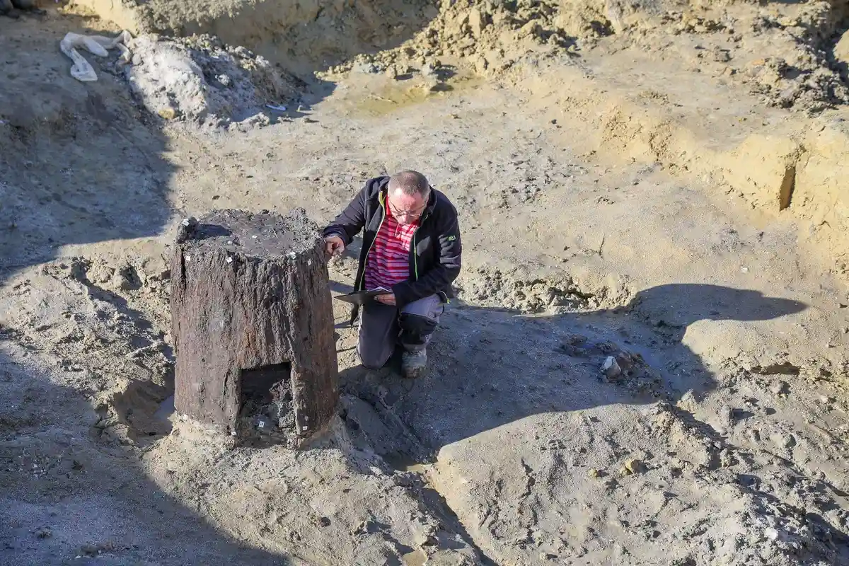 Археологи обнаружили исторический колодец:Руководитель раскопок Петр Виол документирует один из двух колодцев, обнаруженных при раскопках на территории бывшего карьера "Перес".