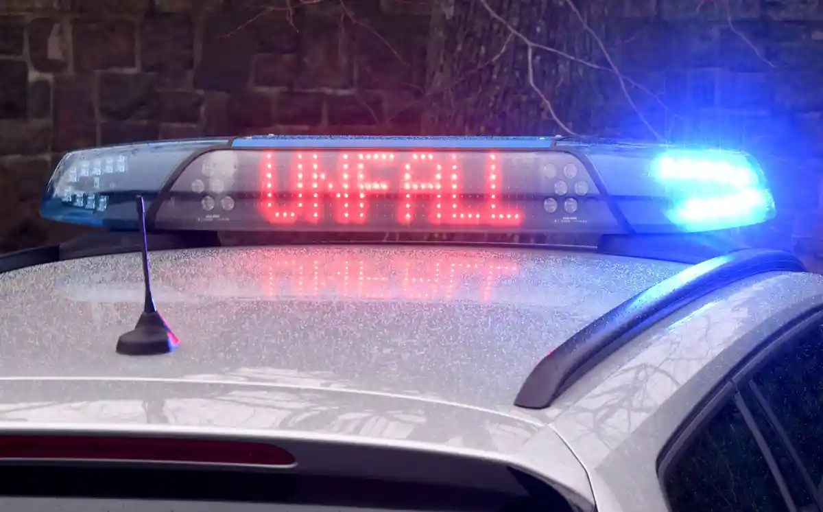Авария:Неоновая надпись "Авария" на крыше полицейской машины.