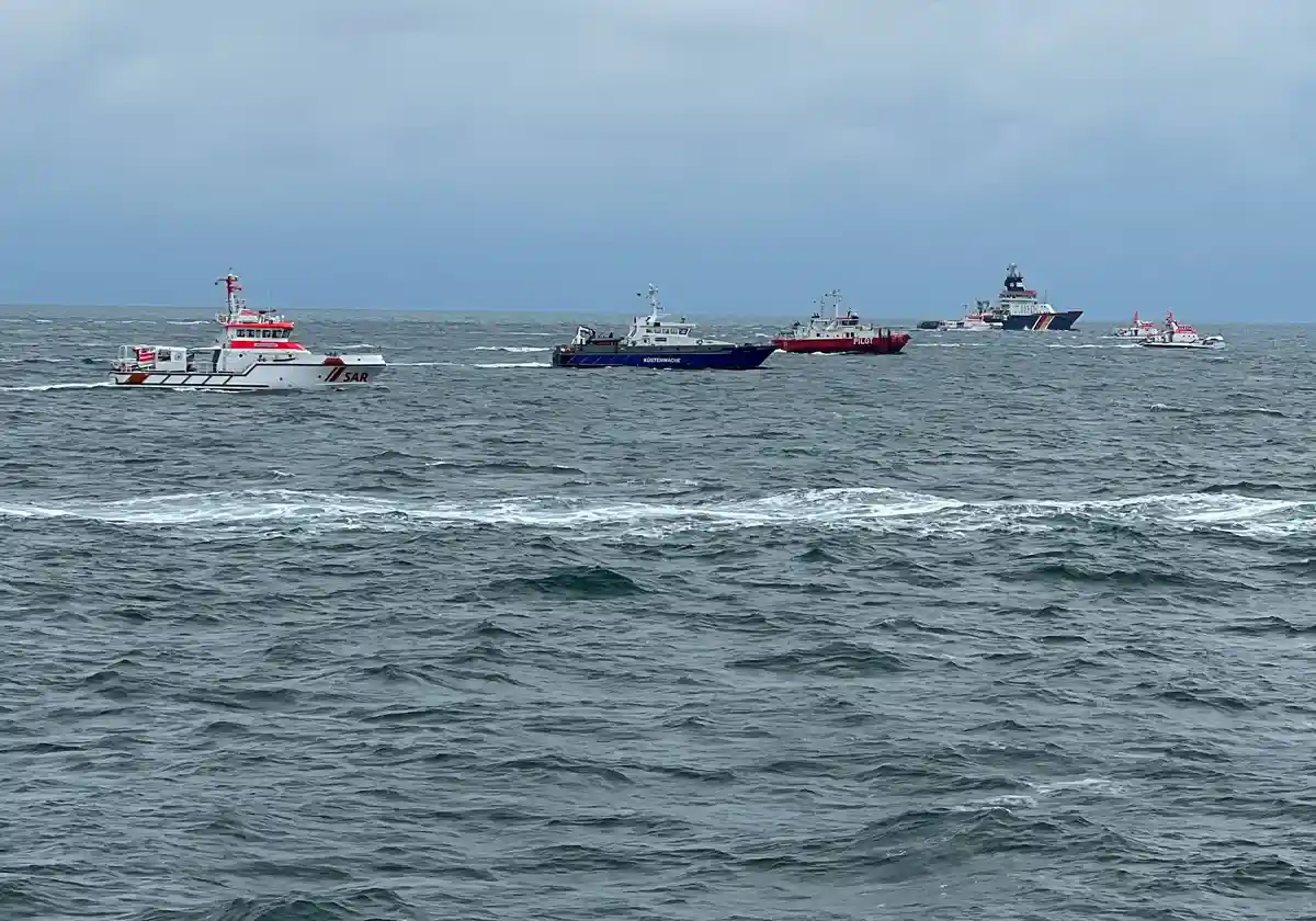 Авария грузового судна в Северном море:Поиск пропавших без вести моряков после столкновения двух грузовых судов в Северном море.