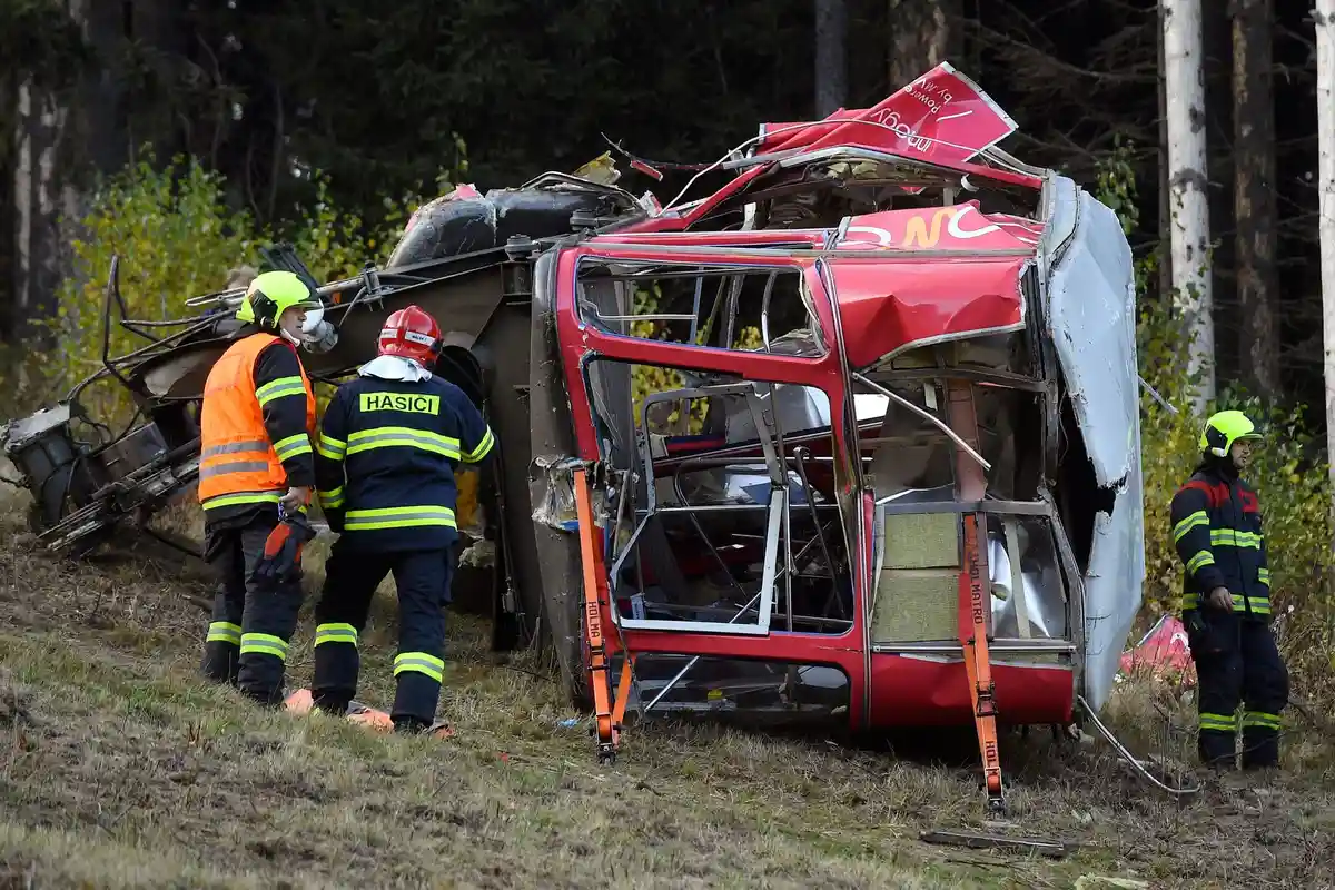 Авария на канатной дороге в Чехии:Спасатели работают на месте аварии, когда под горой Джестед обрушилась канатная дорога.