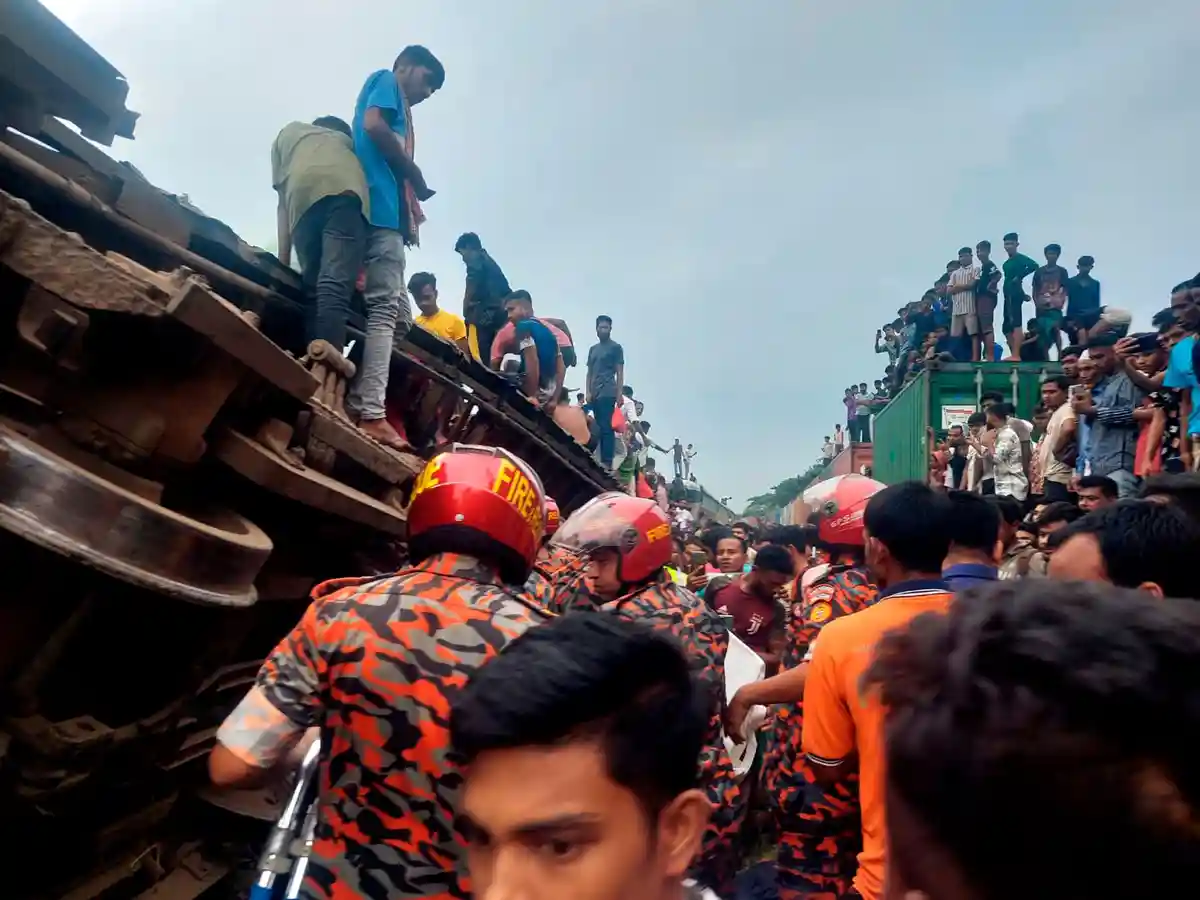 Авария поезда в Бангладеш:Спасатели после столкновения товарного поезда с пассажирским в Бангладеш.