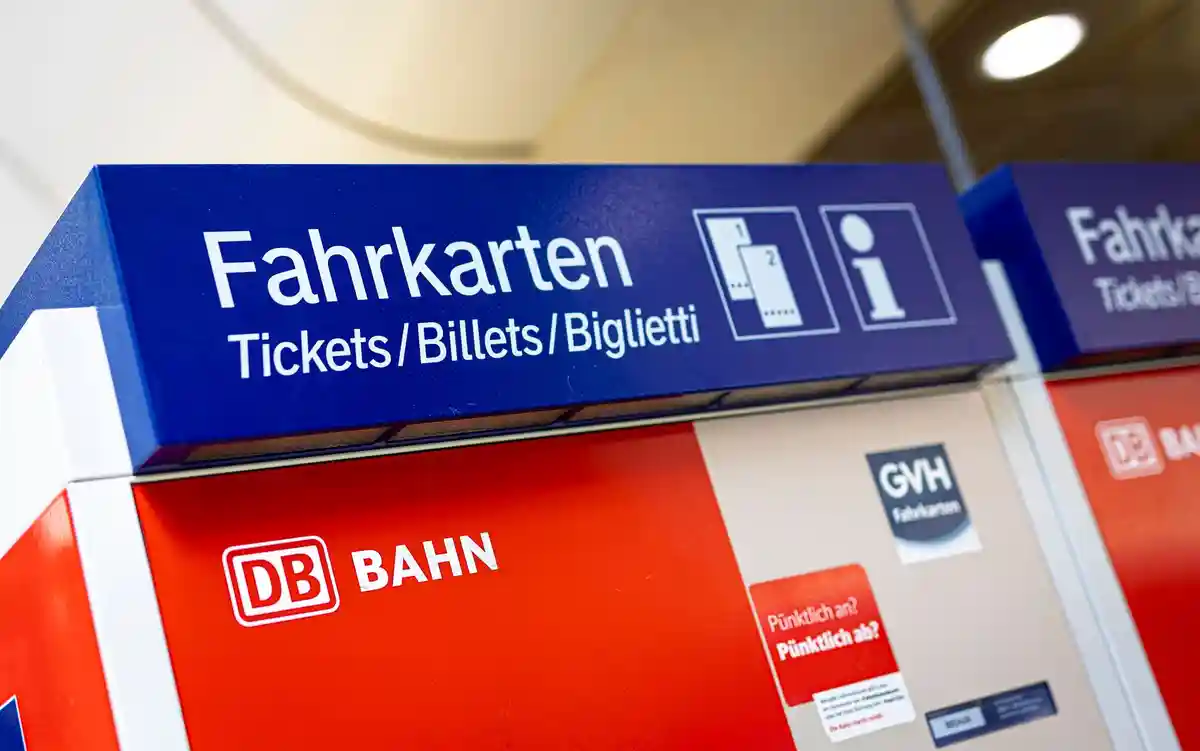 Автомат по продаже билетов:Автомат по продаже билетов Deutsche Bahn стоит на железнодорожной станции.