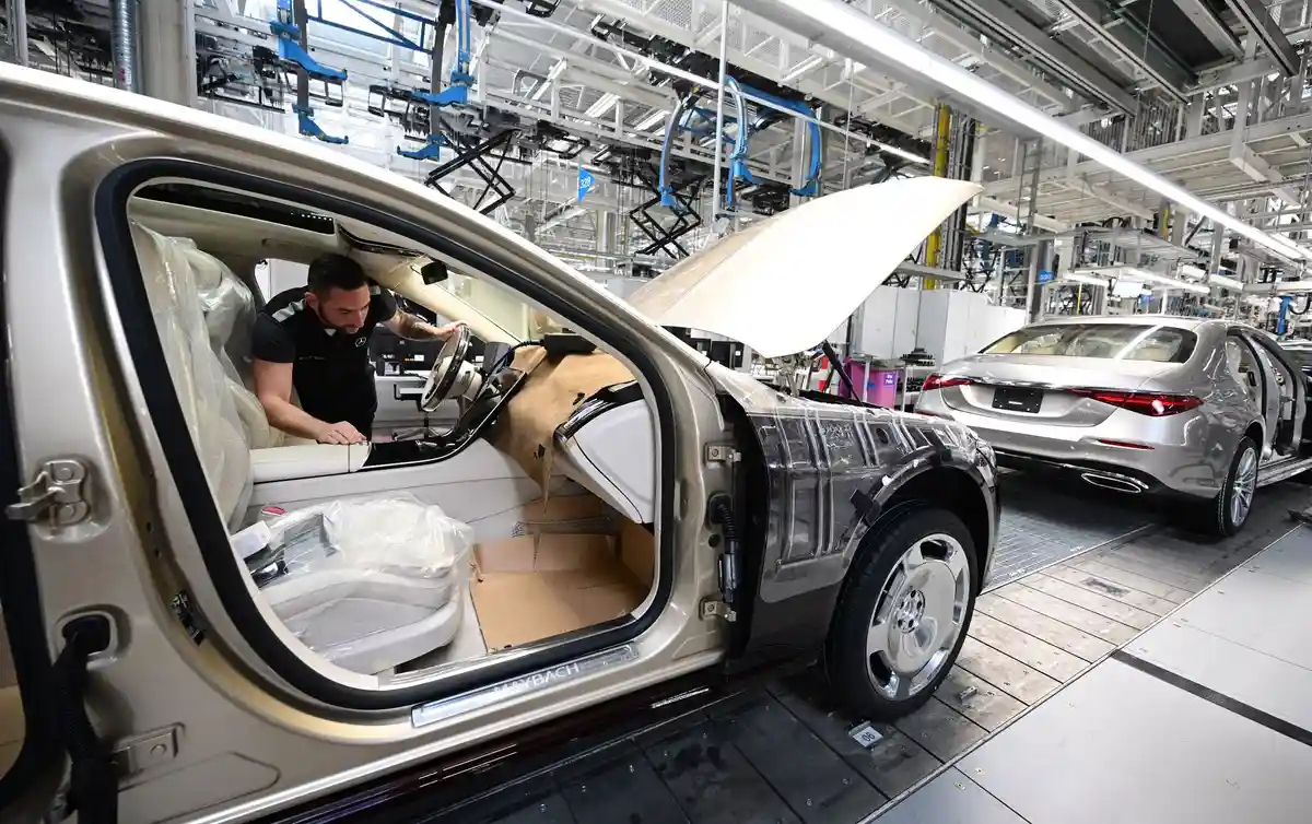Автомобильная промышленность - Mercedes-Benz:Сотрудник автопроизводителя Mercedes-Benz работает в Зиндельфингене.