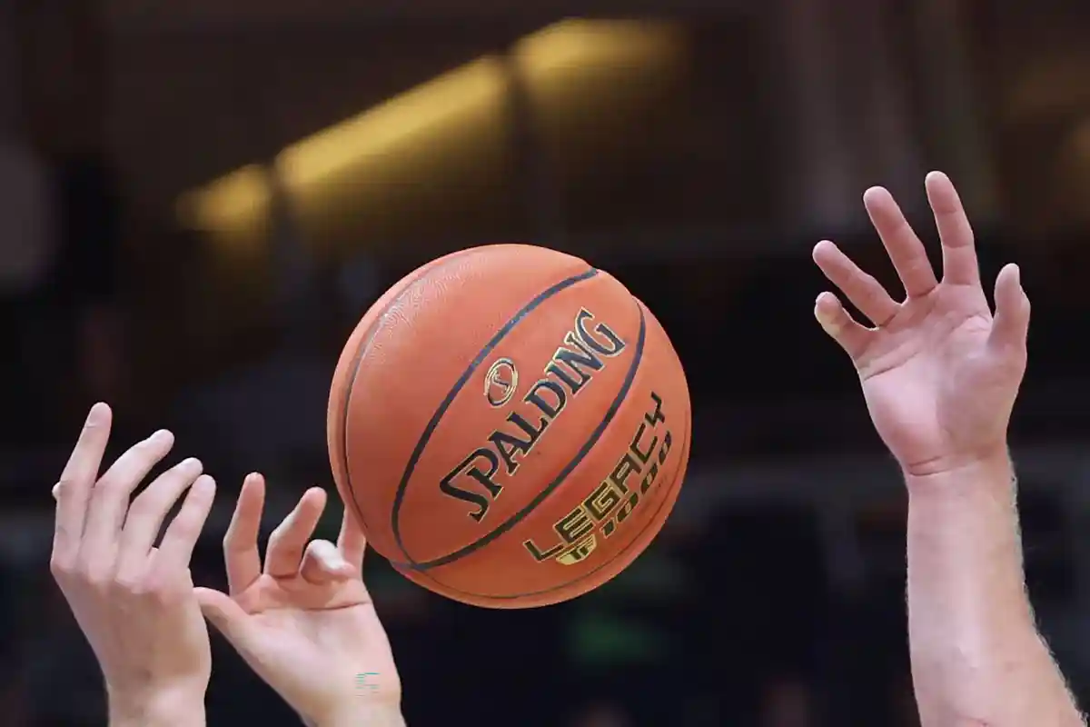 Баскетбол:Игроки тянутся к мячу.
