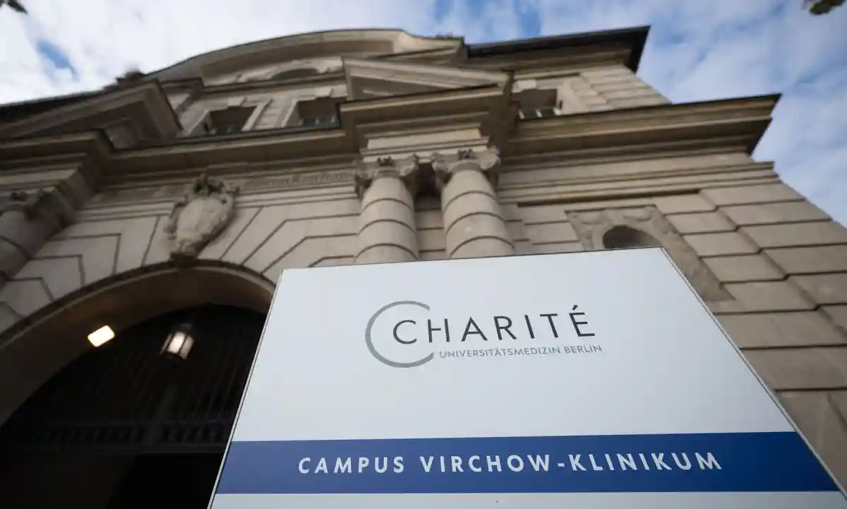 Берлинская шаритэ:Вид на вход в клинику Charité Campus Virchow-Klinikum.