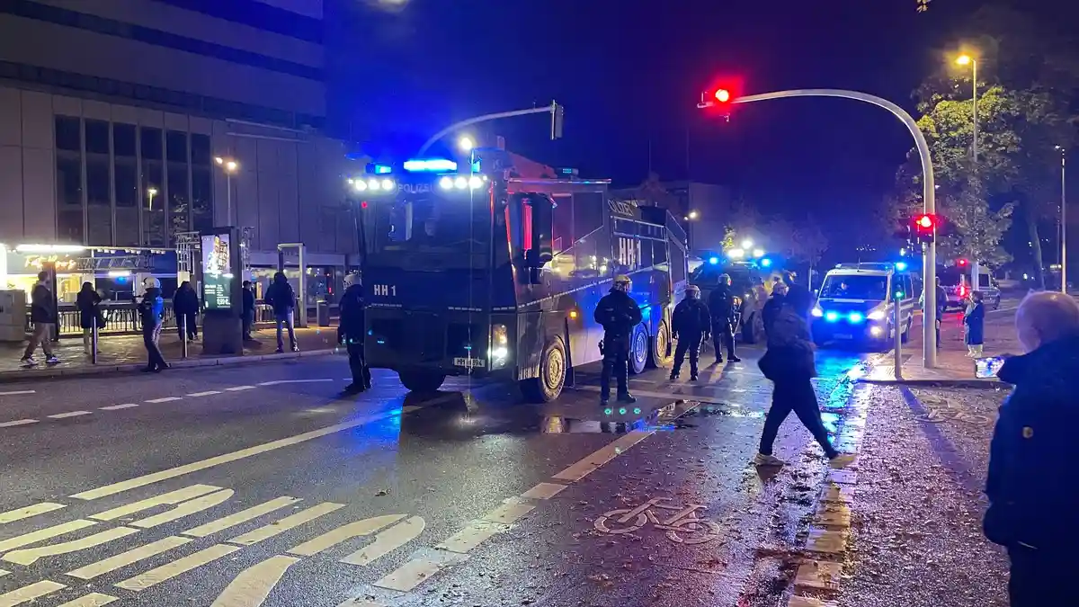Беспорядки на Хэллоуин в Гамбурге:Люди бросали пиротехнику в полицейских на улице Harburger Ring в Гамбурге.