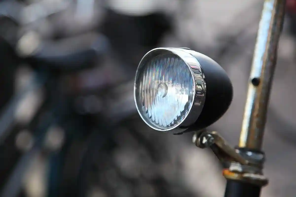 Безопасная езда на велосипеде в Германии предусматривает установку современного освещения, вместо старых фонарей. Фото: PublicDomainPictures / Pixabay