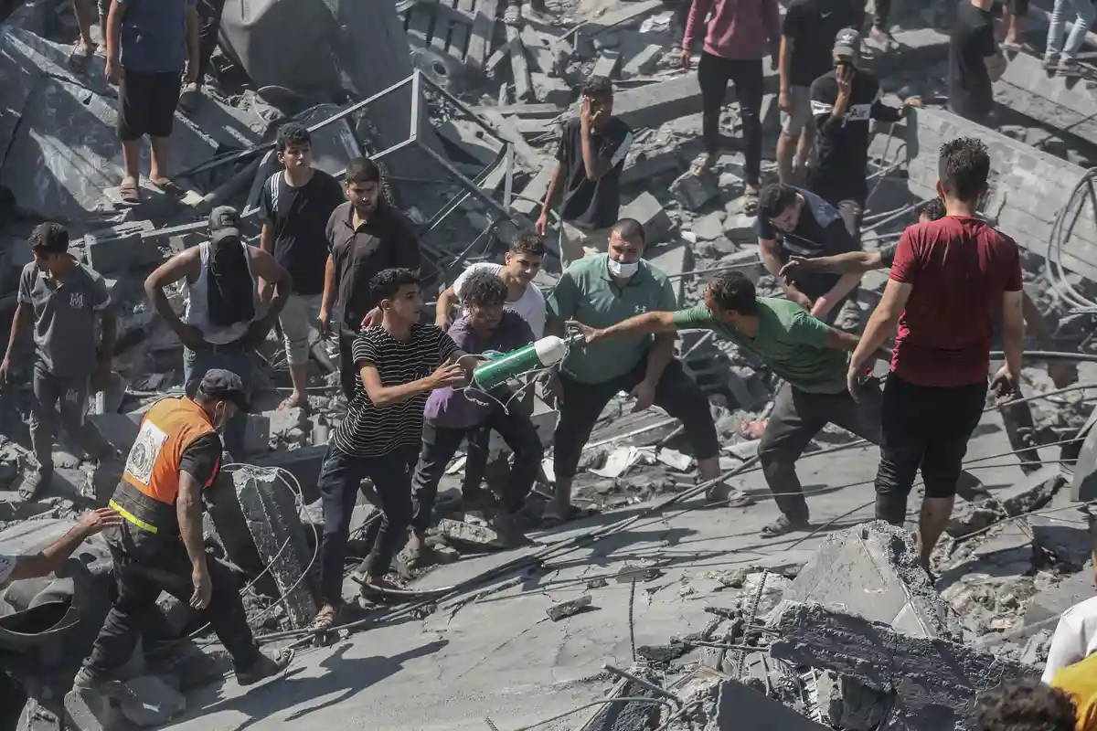 Ближневосточный конфликт - Чан Юнис:Палестинцы осматривают обломки здания в Чан-Юнисе, разрушенного в результате израильского авиаудара.