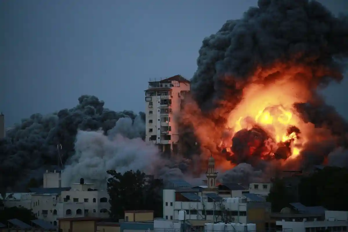 Ближневосточный конфликт - город Газа:Дым и пламя поднимаются над городом Газа после атаки израильских войск на высотное здание.