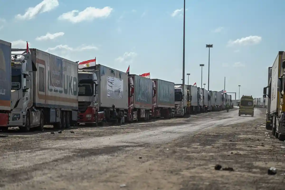 Ближневосточный конфликт - Рафах:Колонна грузовиков с гуманитарной помощью на пограничном переходе Рафах между Египтом и сектором Газа.