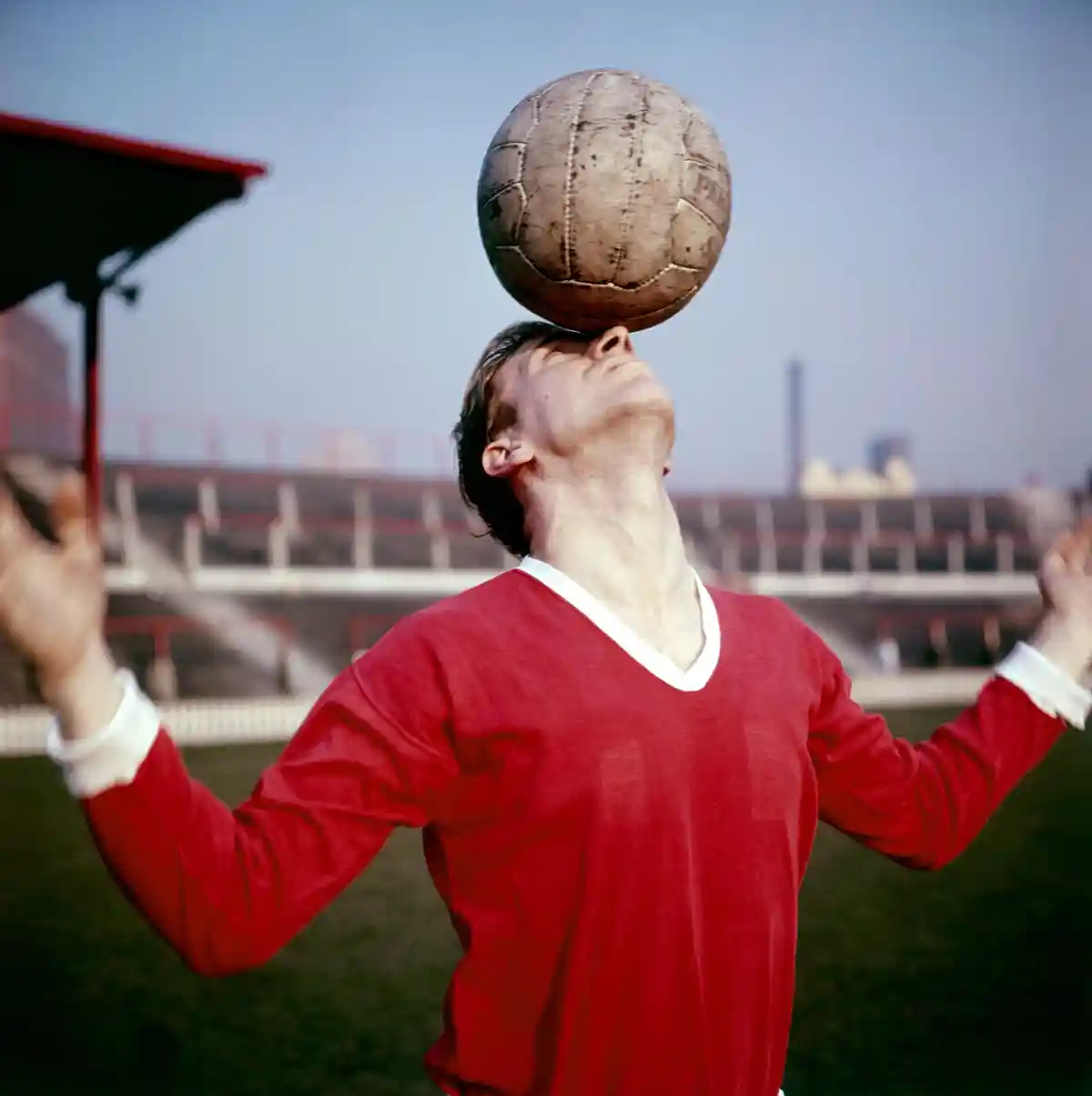 Бобби Чарльтон:Бобби Чарльтон из "Манчестер Юнайтед" балансирует мяч на лбу.