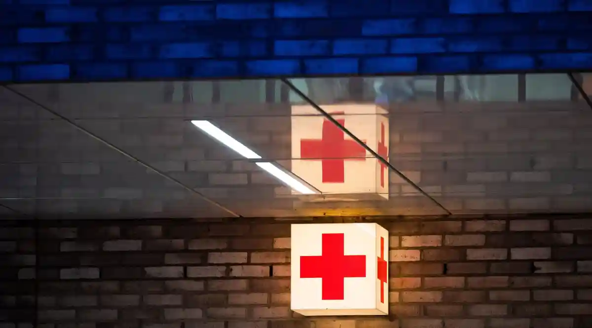 Больница:Световой короб с красным крестом висит у здания приемного покоя одной из больниц.