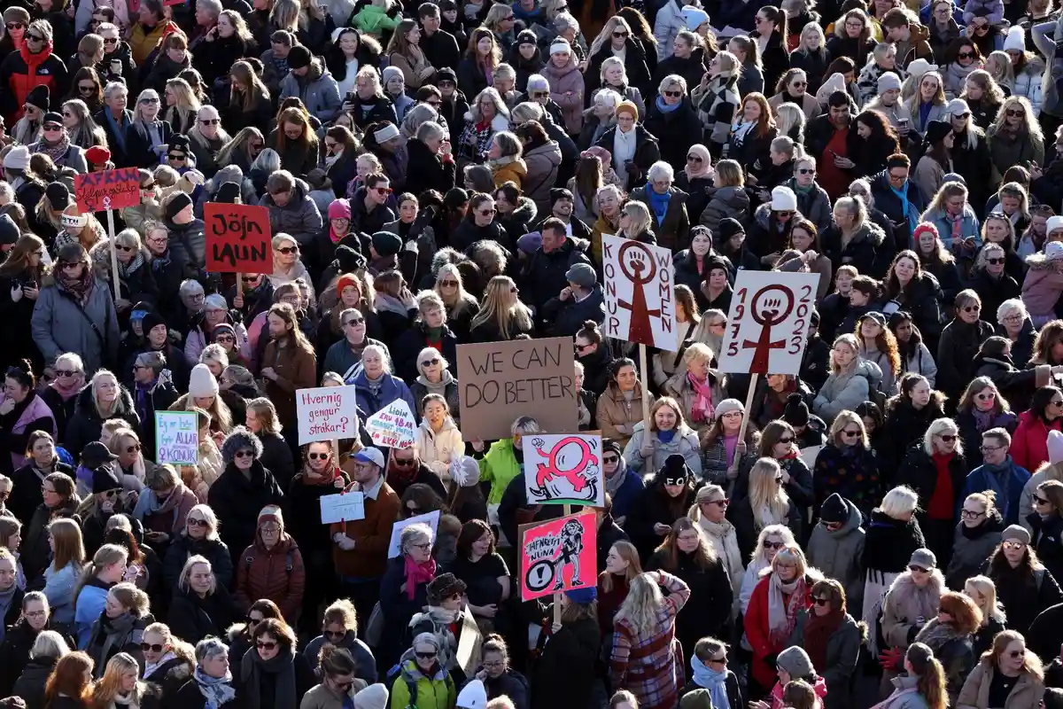 Тысячи исландских женщин потребовали равных прав