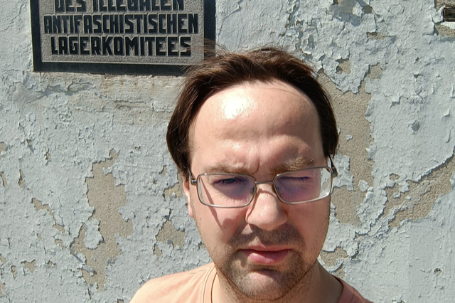 В музее концлагеря Заксенхаузен на фоне барака с прачечной, где нелегально встречались антифашисты