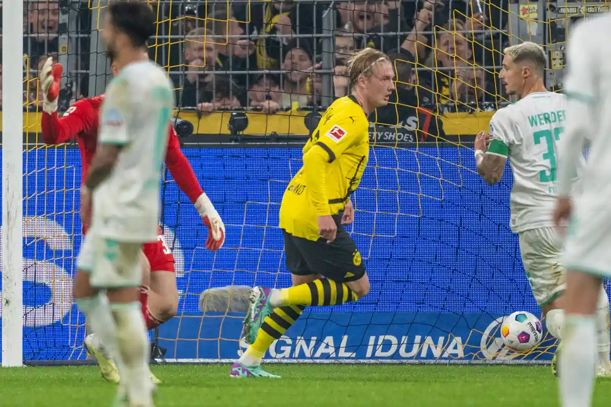 Боруссия Дортмунд - Вердер Бремен:Юлиан Брандт (в центре), забивший гол в ворота "Дортмунда" (1:0), празднует победу.
