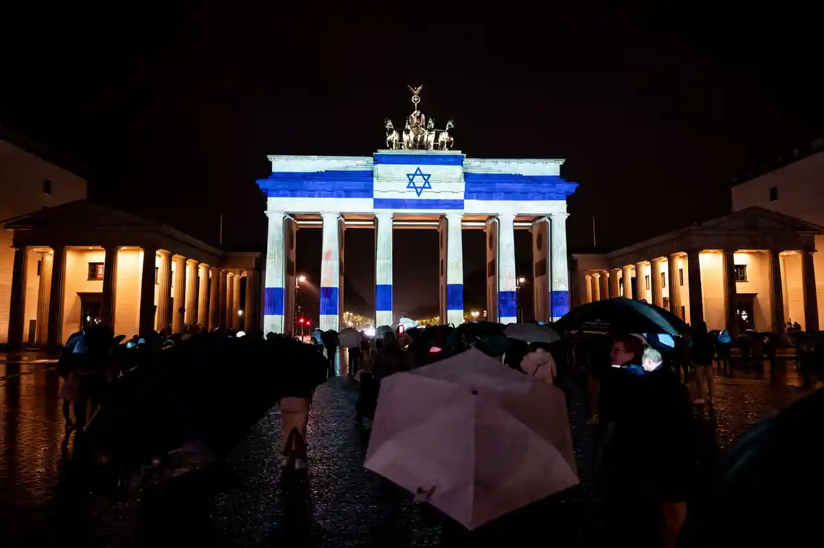 Бранденбургские ворота подсвечиваются израильским флагом