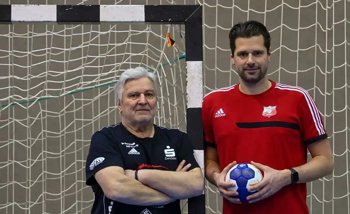 BSV Zwickau хочет выйти в 1 лигу:Тренер команды "Цвиккау" Норман Ренч (справа) и второй тренер Дитмар Шмидт.