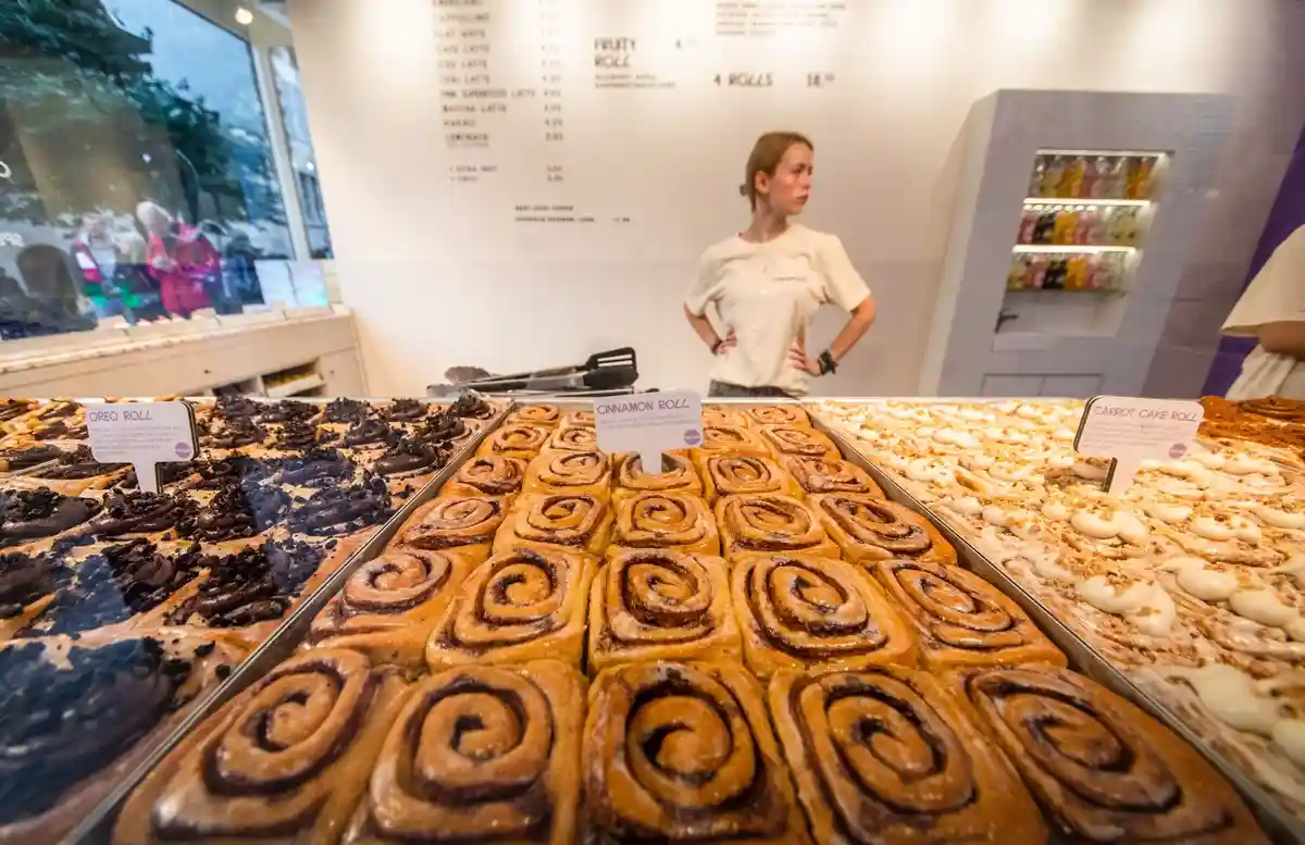 Булочки с корицей - от классики до модной выпечки:Разнообразные булочки с корицей можно приобрести в недавно открывшемся магазине Cinnamood в центре Штутгарта.