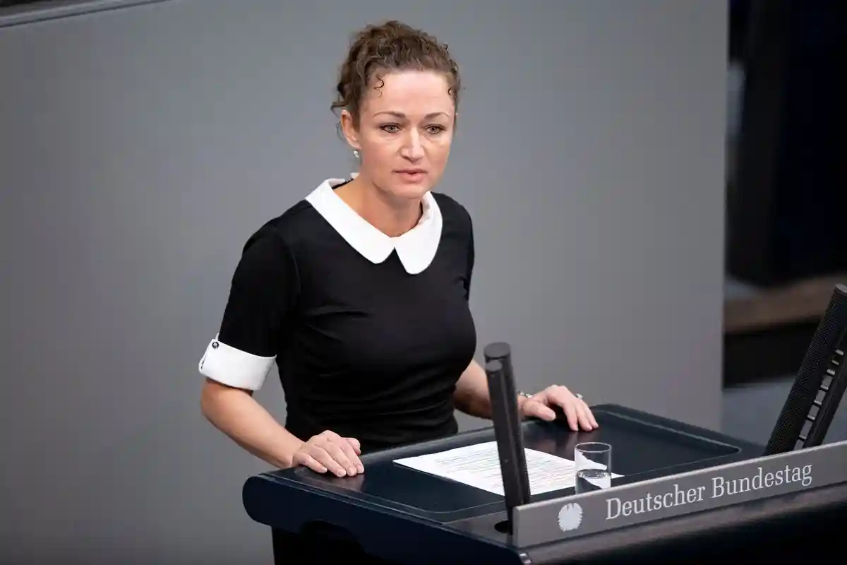 Бундестаг:Депутат Бундестага Заклин Настич выступает с речью.