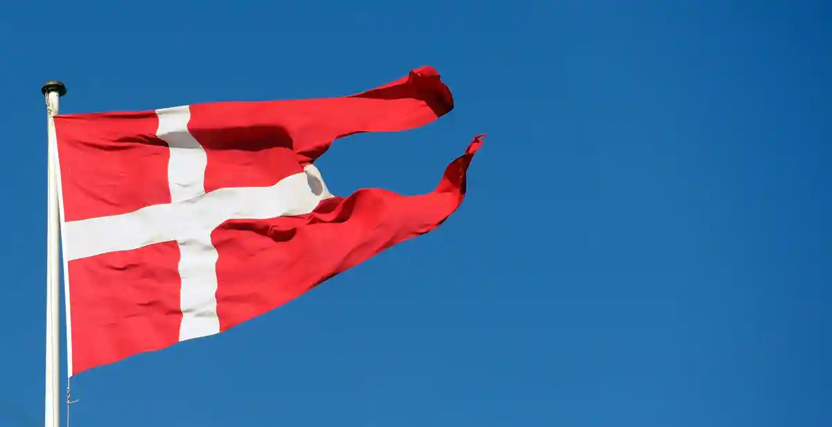 Дания:В Копенгагене развевается датский флаг: правительство Дании ищет юридические способы ввести уголовную ответственность за сжигание Корана.