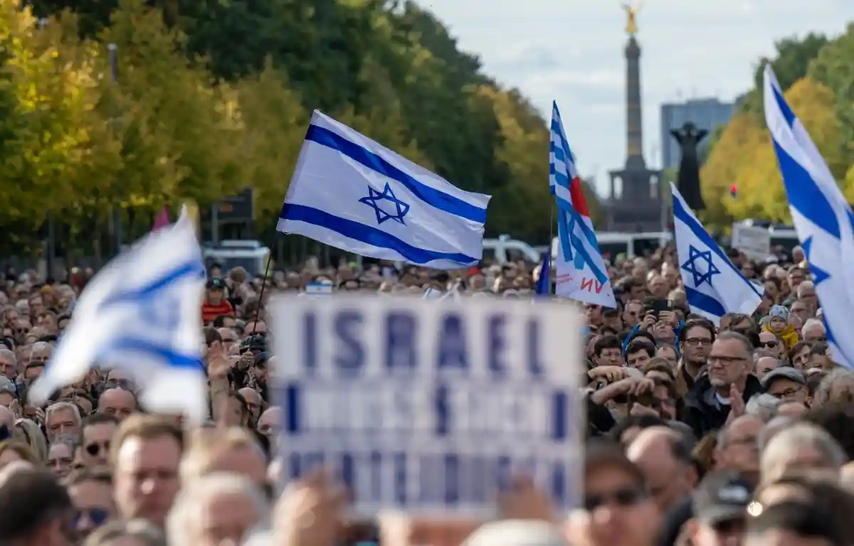 Демонстрация:Многочисленные участники митинга "Выступим против террора, ненависти и антисемитизма - в знак солидарности и сострадания с Израилем" перед Бранденбургскими воротами.