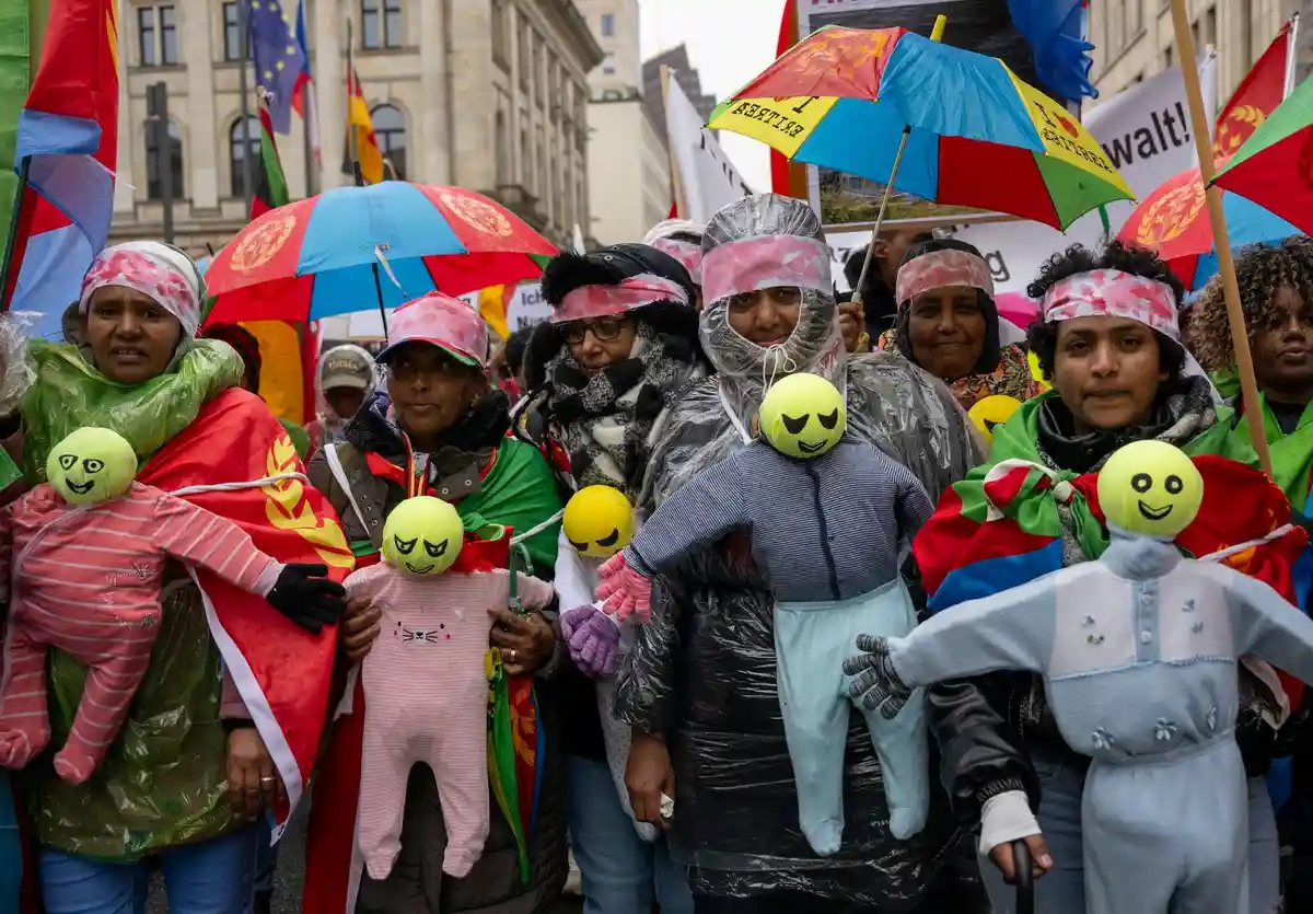 Демонстрация Центральный совет эритрейцев:Участники демонстрации, организованной Центральным советом эритрейцев в Германии, несут тряпичные куклы.