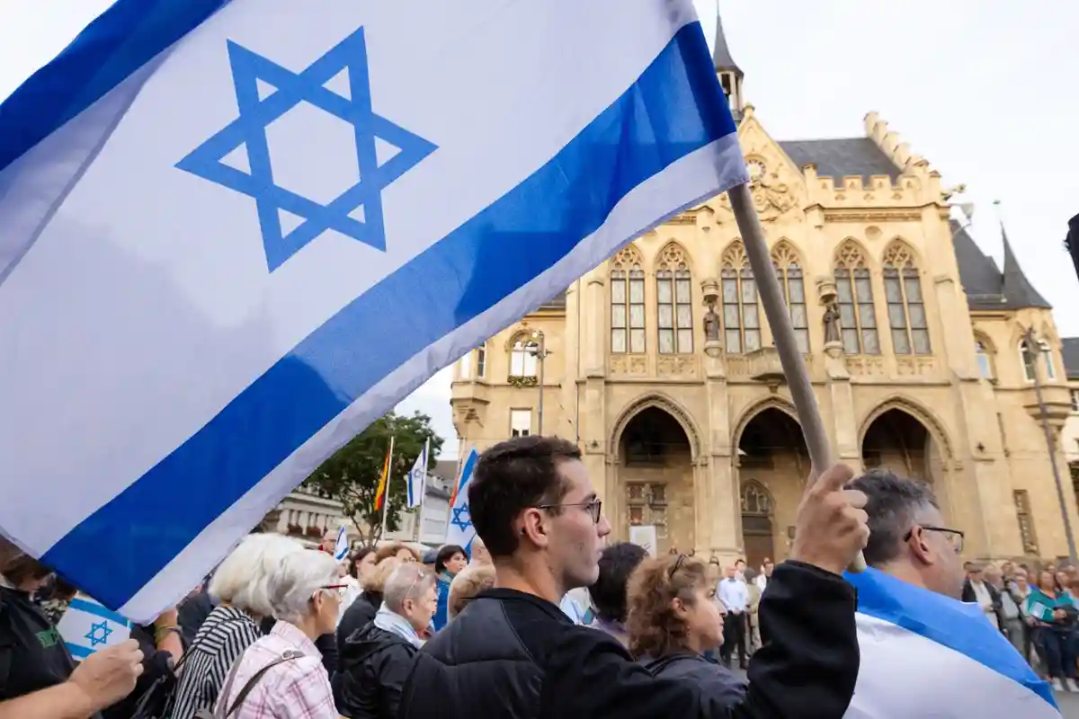 Более 200 человек на митинге солидарности с Израилем
