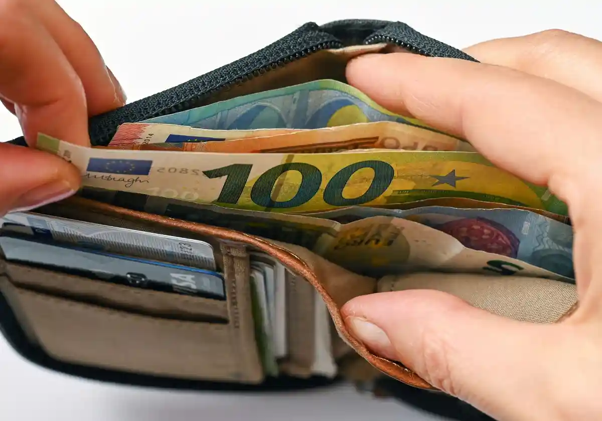 Деньги:Многие банкноты евро находятся в бумажнике.