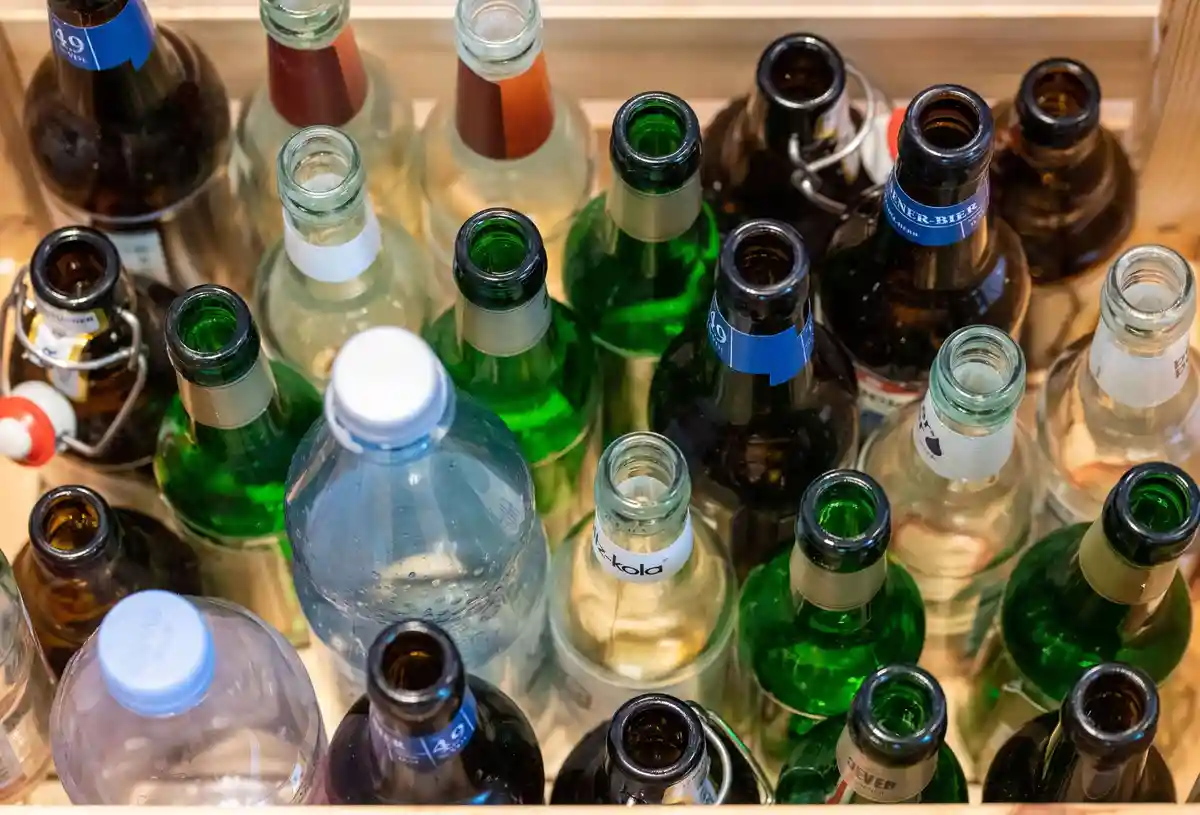 Депозит для бутылок:Депозиты за бутылки и банки должны указываться в рекламе отдельно от цены товара.