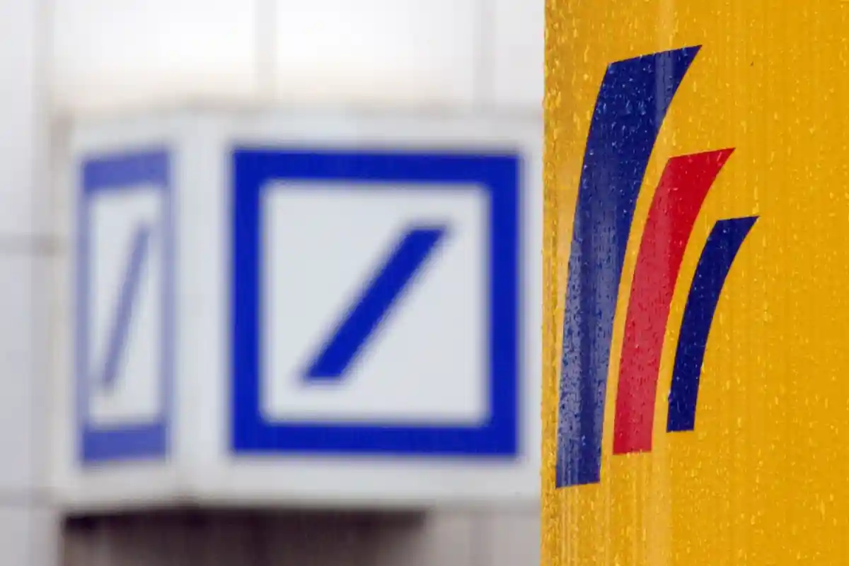 Deutsche Bank и Postbank:Логотипы Deutsche Bank (l) и Postbank можно увидеть на отделениях в Бонне.