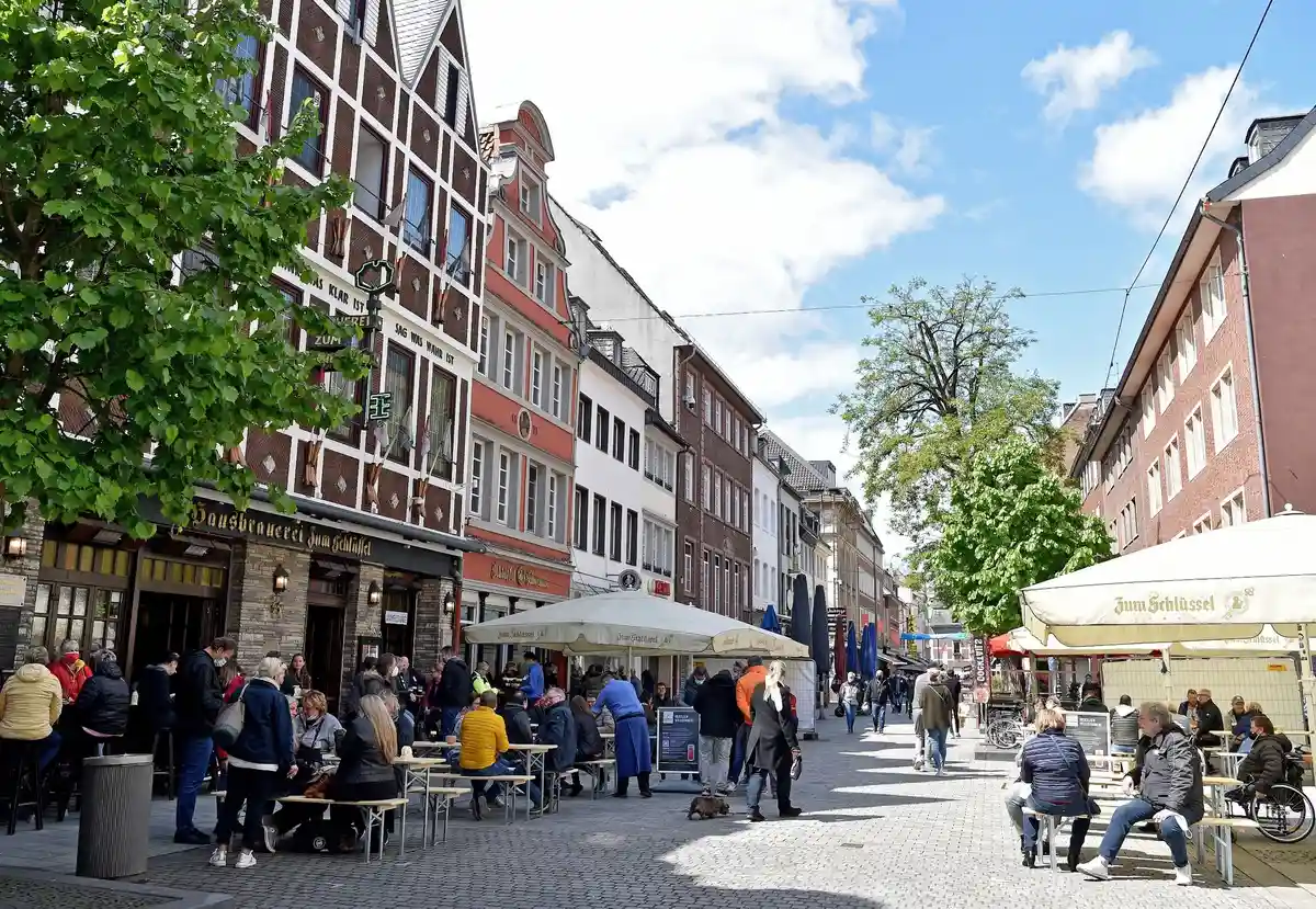 Дюссельдорф:Гости сидят на улице в старом городе Дюссельдорфа.
