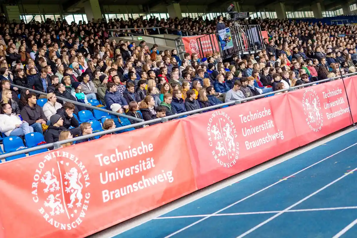 Добро пожаловать на первый семестр в Брауншвейг:Студенты принимают участие в торжественной встрече первокурсников Брауншвейгского университета на стадионе "Айнтрахт".