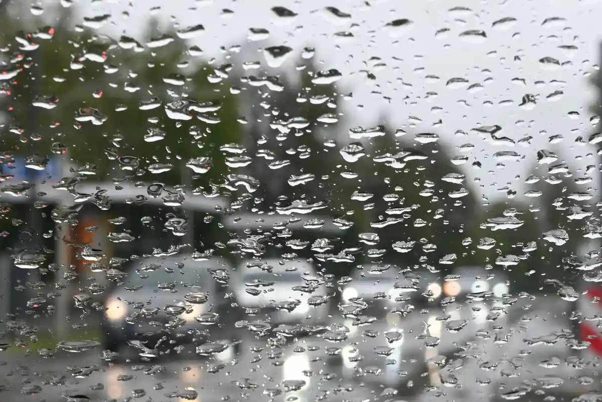 Дождь:Капли дождя собираются на диске.