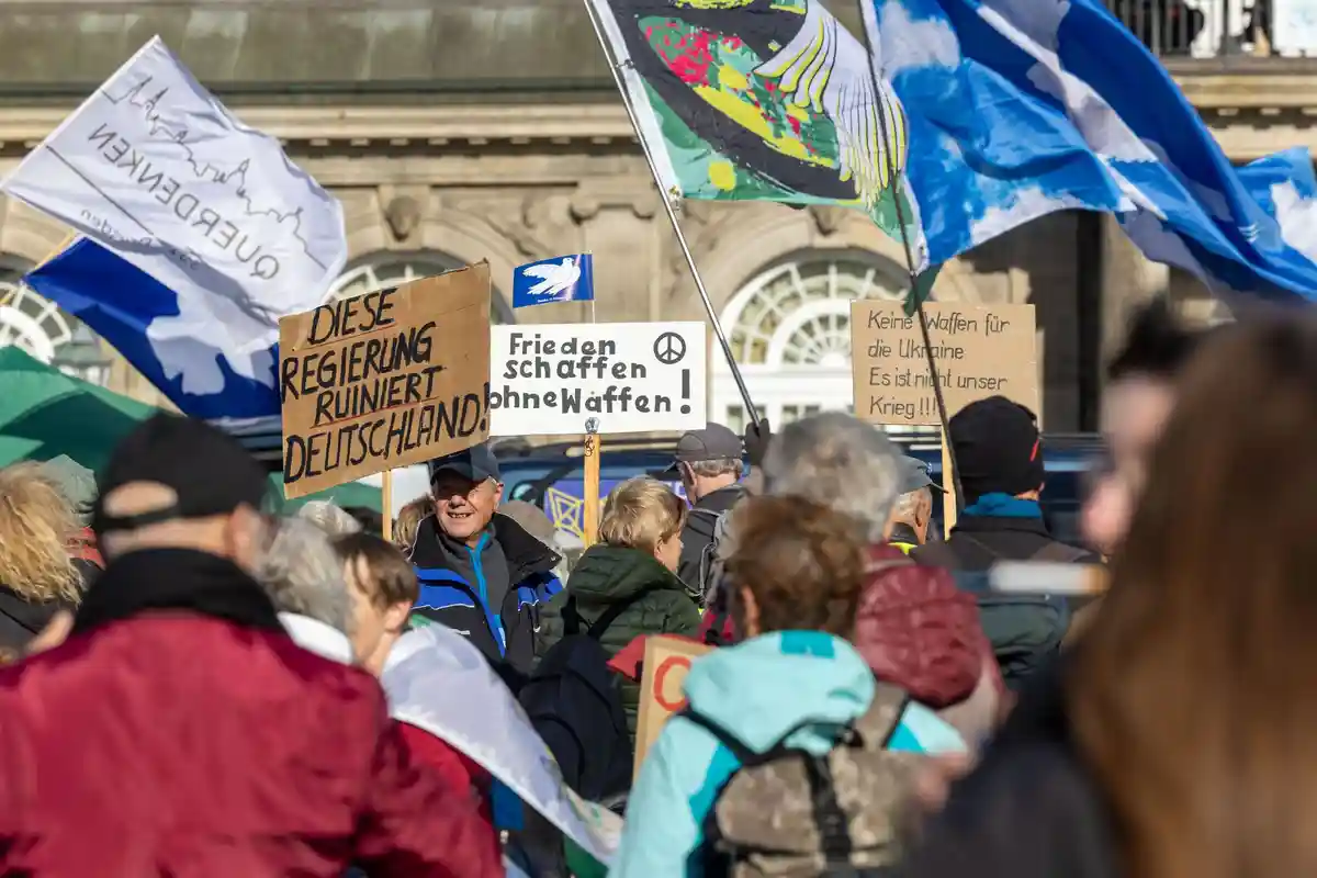 Дрезден:Нетрадиционные мыслители, правые экстремисты и граждане Рейха призвали к демонстрации под девизом "Демонстрация за мир и свободу - реформирование общества".