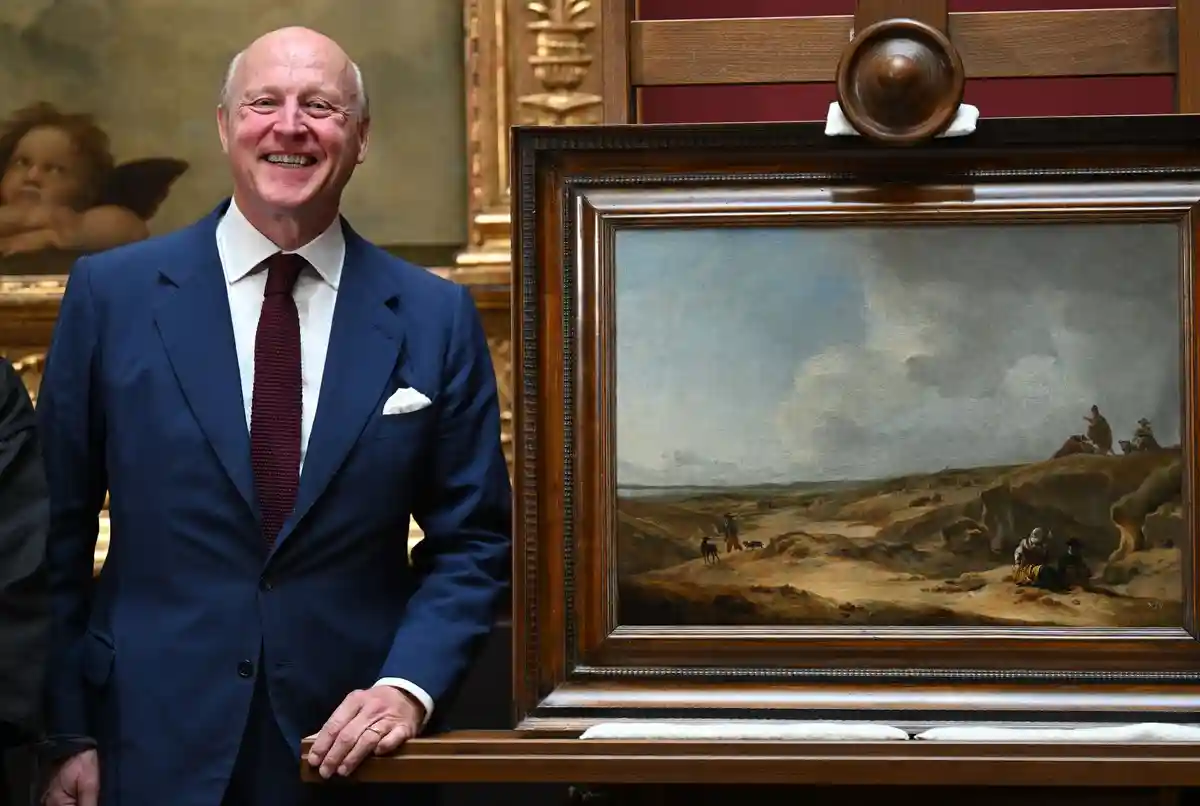 Дрезденская картинная галерея:Арт-дилер Виллем Ян Хоогстедер стоит рядом с картиной Яна Баптиста Веникса "Пейзаж Кампаньи".