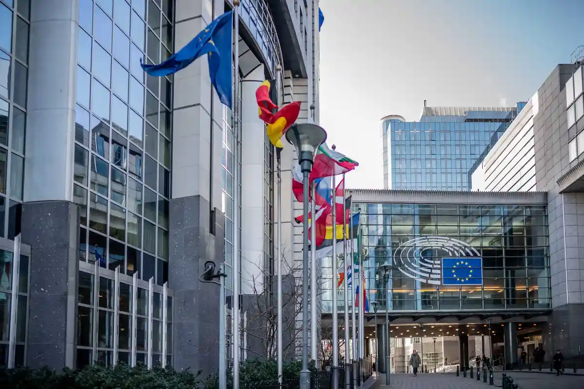 Европейский парламент:Перед зданием Европейского парламента в Брюсселе развеваются флаги.