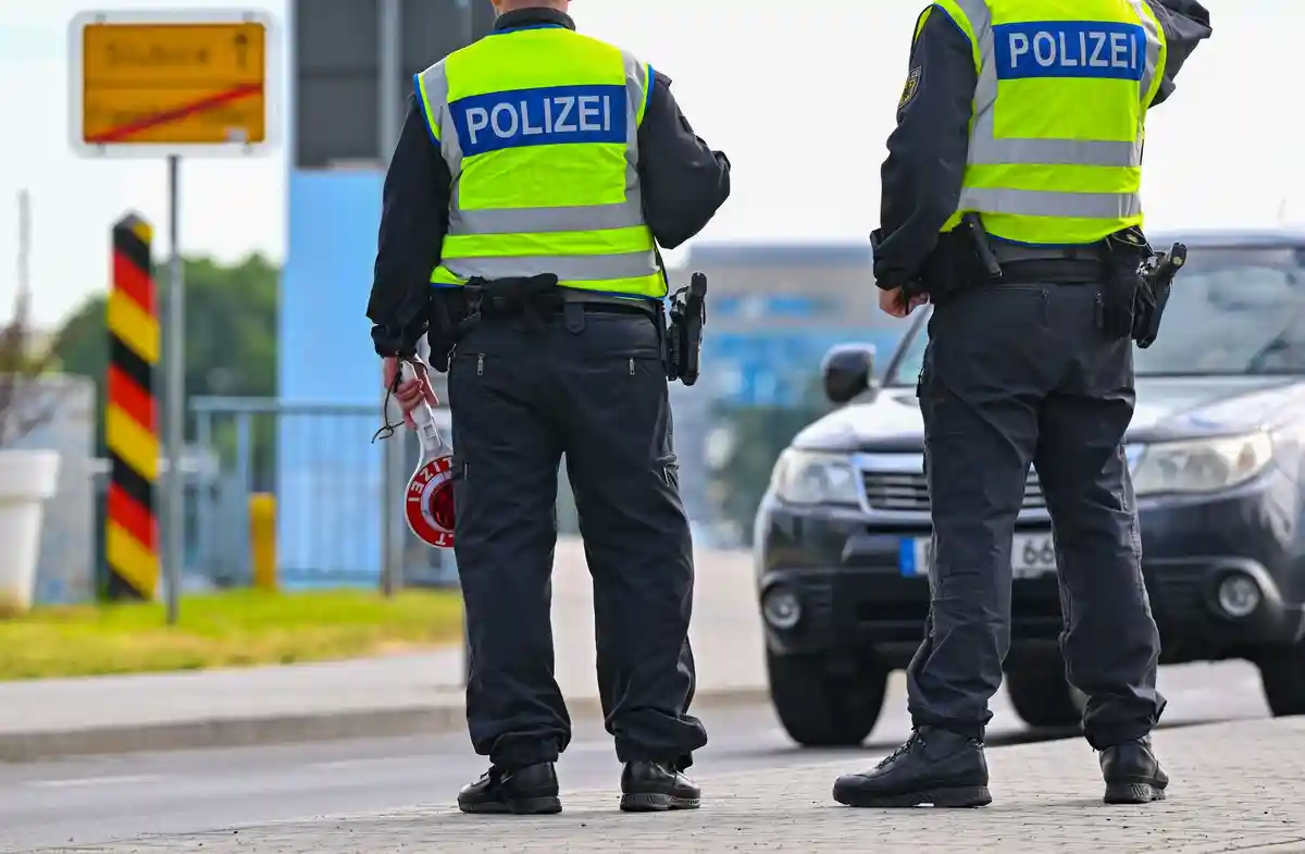 Федеральная полиция на границе:Сотрудники Федеральной полиции стоят на границе с Германией.