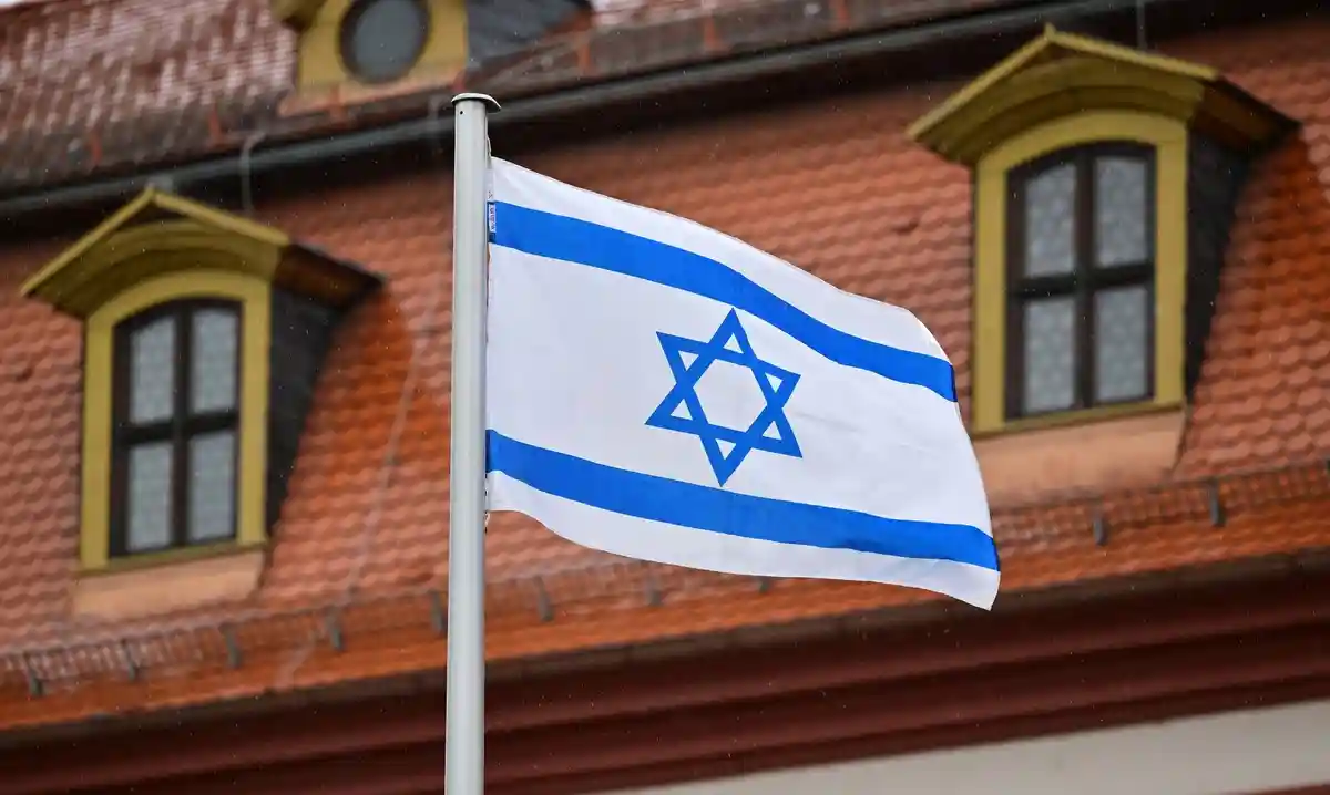 Флаг Израиля:На флагштоке развевается израильский флаг.