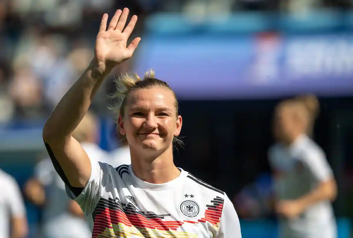 Германия Попп:Александра Попп машет рукой после матча.