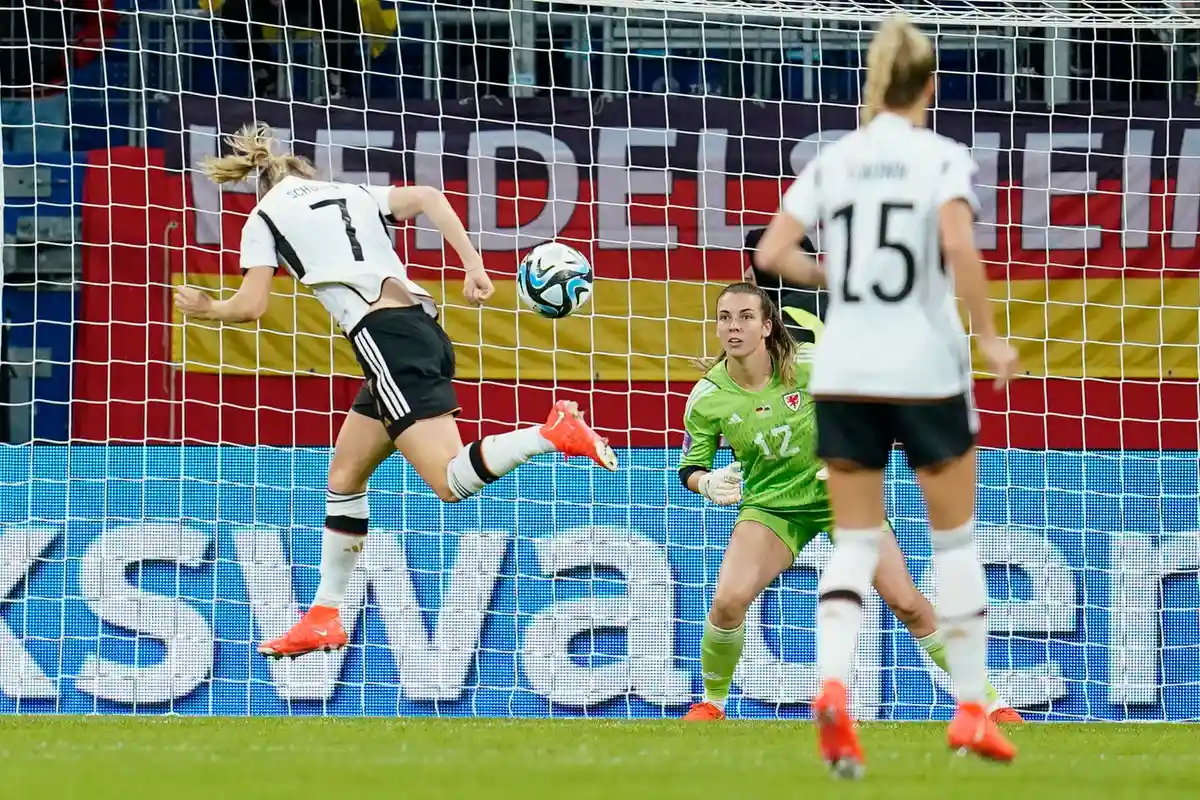 Германия - Уэльс:Немецкая футболистка Леа Шюллер пробивает вратаря сборной Уэльса Оливию Кларк и делает счет 1:0.