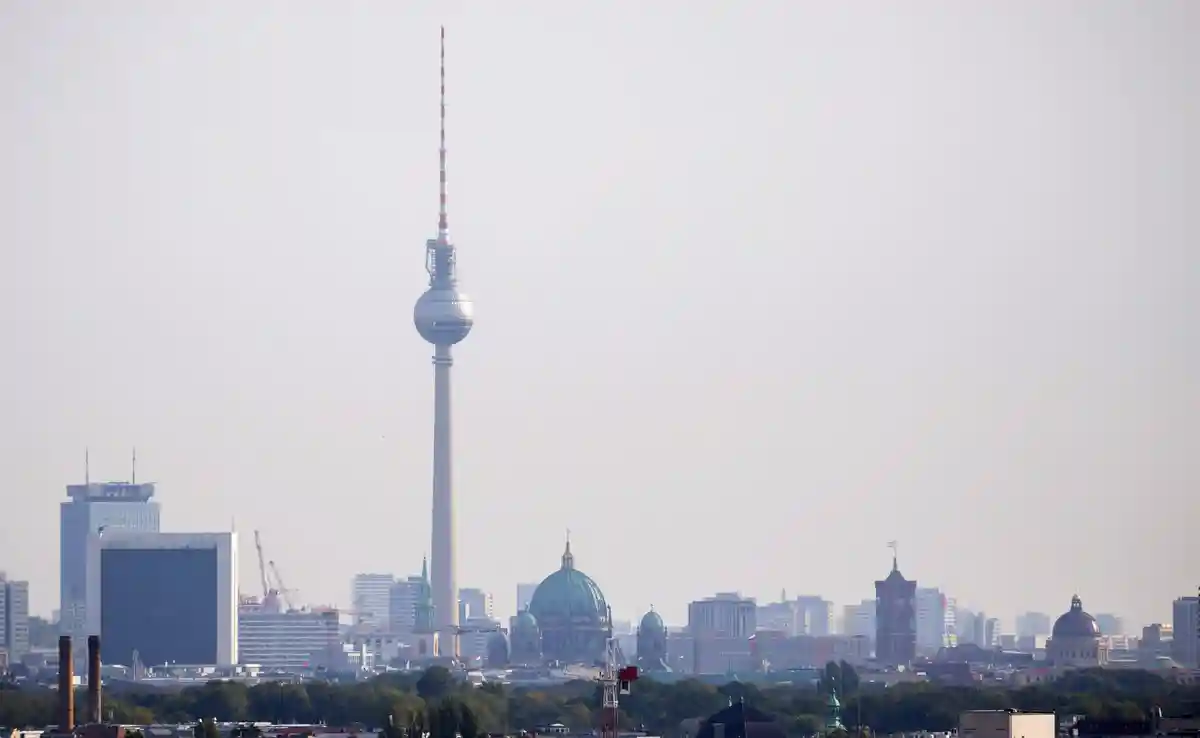 Городской пейзаж Берлина:Берлин-Митте с Берлинской телебашней (слева направо), Кафедральным собором и Красной ратушей, вид с крыши Messe Berlin.