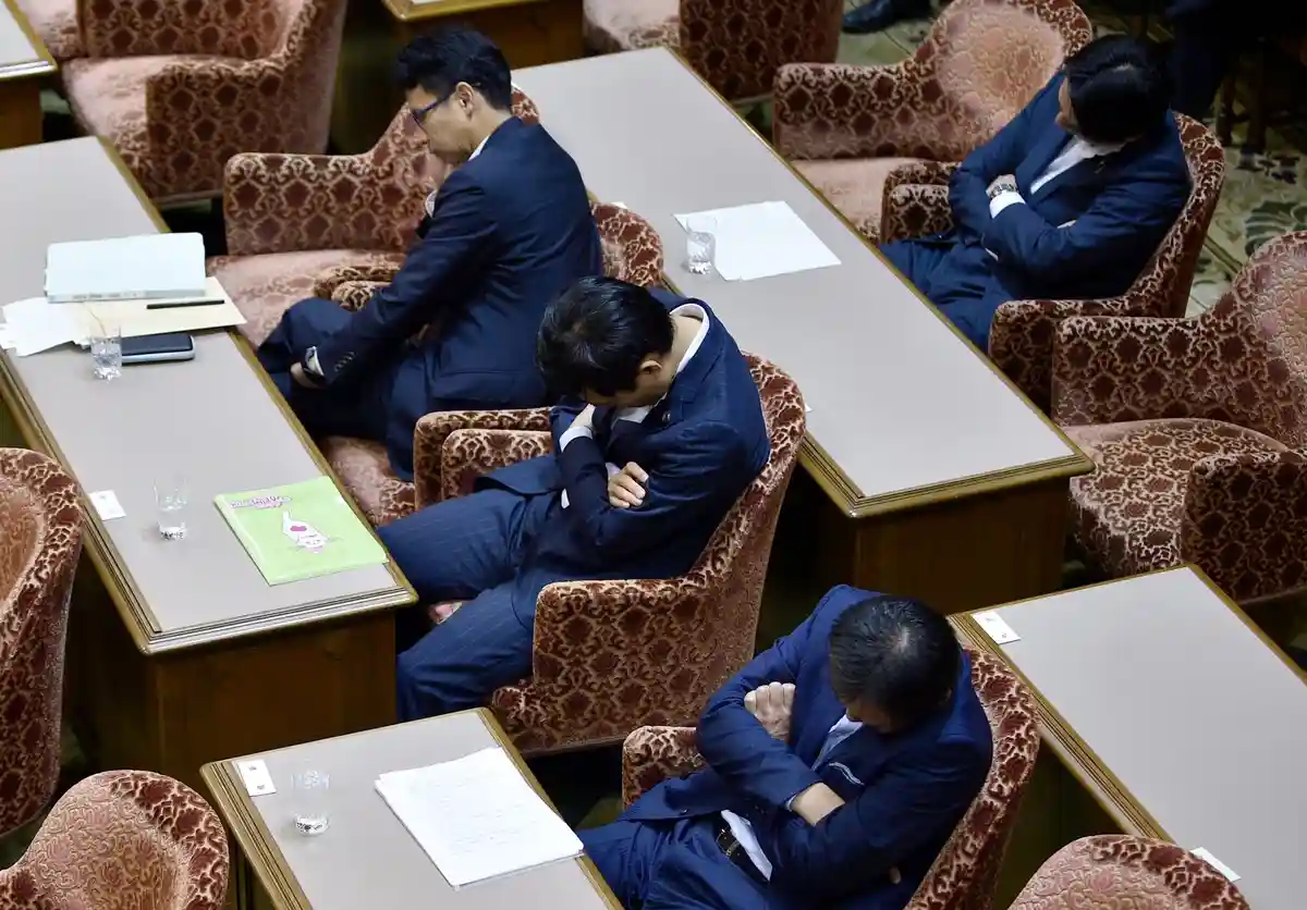 Японцы страдают от хронического недосыпания