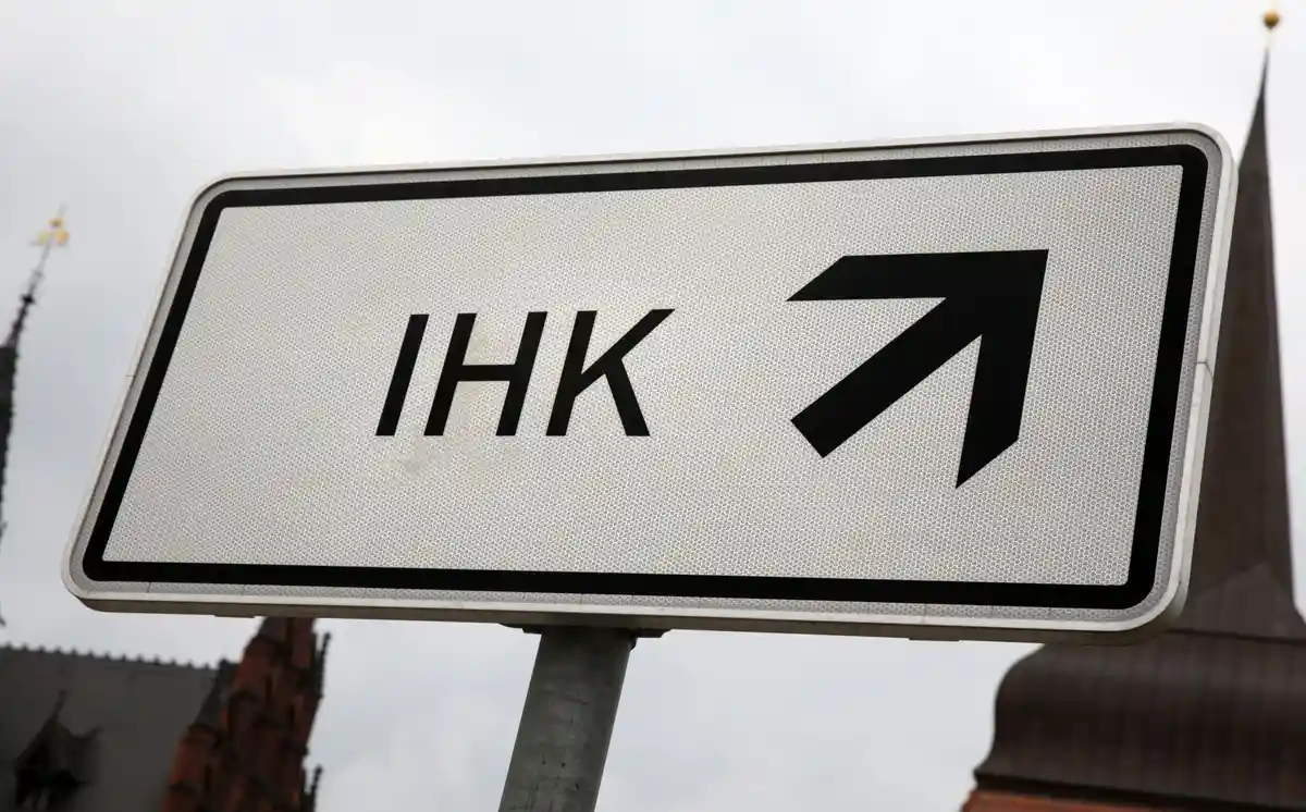 IHK:Вывеска в Ростоке указывает на Торгово-промышленную палату.