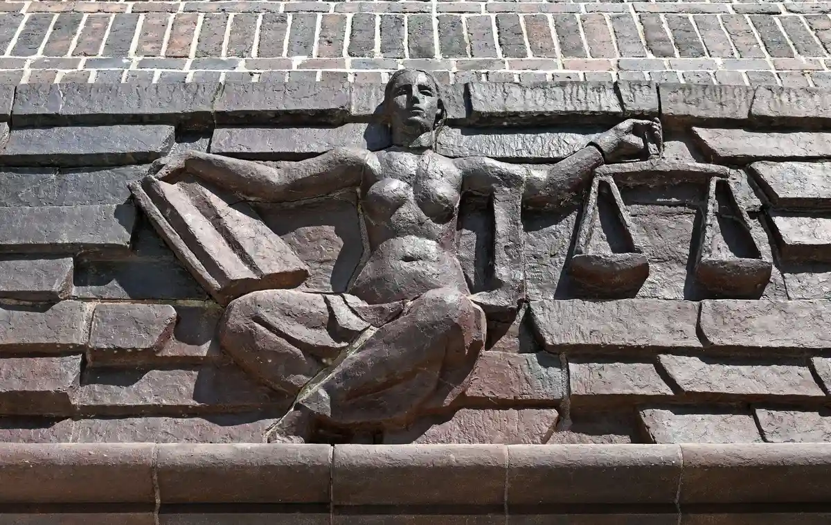Justitia:Вид на Юстицию над входом в суд.