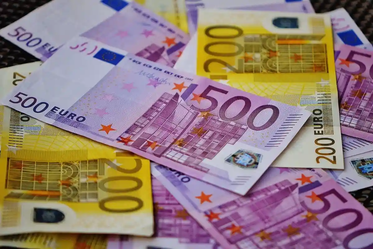 Зарабатывать более 100 000 евро можно в крупных компаниях. Фото: Alexa / Pixabay