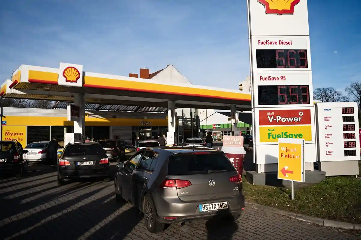 В новом году бензин будет опять дорожать. Фото: Aleksejs Bocoks / aussiedlerbote.de