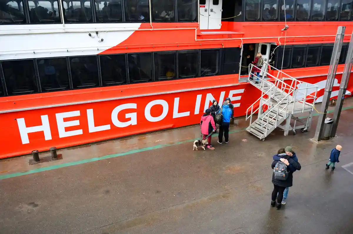 Катамаран Helgoland:Пассажиры садятся на катамаран "Гельголанд" на посадочных площадках.