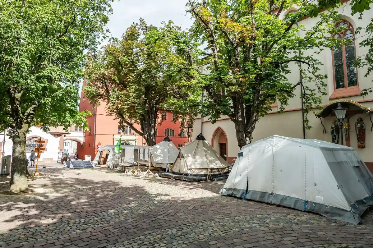 Климатический лагерь во Фрайбурге:Палатки климатического лагеря стоят перед Новой мэрией.